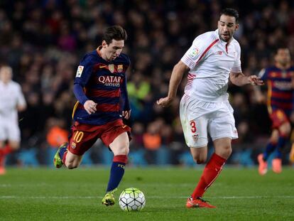 Messi traslada el balón ante Rami.