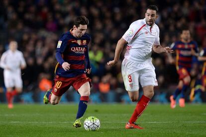 Messi traslada el balón ante Rami.