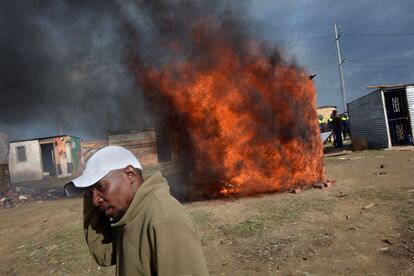 Una casa arde en Lwandle, a 45 kilómetros de Ciudad del Cabo. La zona ha sido desmantelada a la fuerza por estar en propiedad privada. Muchos de los residentes han quemado sus casas antes del desalojo.