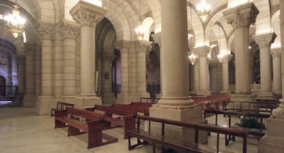 Naves del interior de la cripta de la Catedral de La Almudena, donde los nietos de Franco quieren enterrar sus restos.