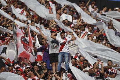 Aficionados de River Plate en un superclásico contra Boca Juniors por la Superliga, el torneo local argentino.