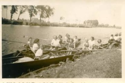 Margot Frank, no meio do bote de trás, num clube de remo em 1941. 