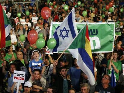 Israelenses participam em Tel Aviv de uma manifestação da esquerda.