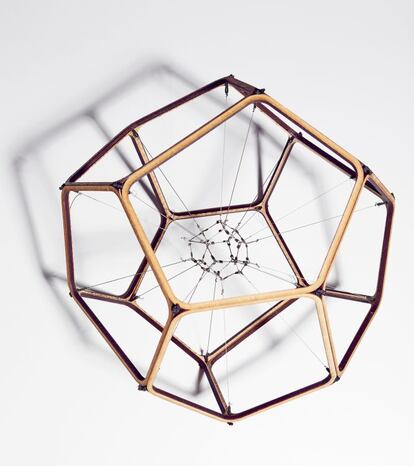 Mis objetos favoritos son regalos de gente que quiero. El último recibido es esta estructura de Tomás Saraceno. Es frágil y delicada, como la vida. Forma parte de los inventos con redes y juegos espaciales de Tomás en su laboratorio-estudio, en Berlín. Descubro universos fascinantes cada día mirándola. La he colocado en una mesa a la entrada de mi casa y así la veo y observo constantemente. Me obliga a pararme cuando voy deprisa…