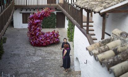 Natasha Lisitsa y Daniel Schultz, este viernes junto a su obra 'Duende', en el patio de la Posada del Potro, en Córdoba.