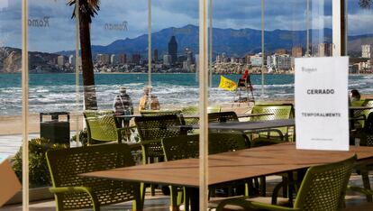 Uno de los restaurantes de la playa de Levante de Benidorm cerrado por las restricciones por covid.