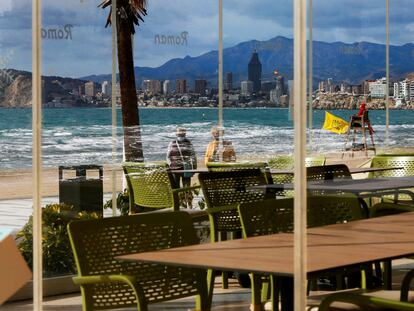 Uno de los restaurantes de la playa de Levante de Benidorm cerrado por las restricciones por covid.