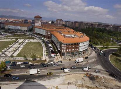 A la izquierda, vista parcial de la plaza de Euskaltzaindia, donde se prevé la construcción del Palacio de Congresos. Al fondo a la derecha, al otro lado de la calle Portal de Foronda, el parque de Arriaga, que acogerá la futura estación intermodal.