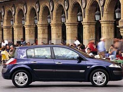 Estilizado, diferente y funcional. El Renault Mégane es el mejor coche de 2003, según el criterio de los especialistas de motor de <b><i>El Viajero.</b></i> En la imagen aparece en la plaza Mayor de Salamanca.