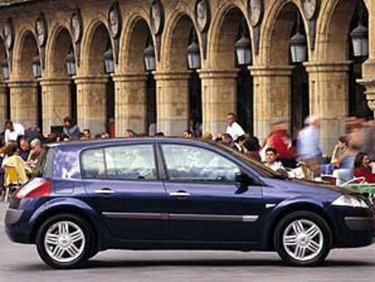 Estilizado, diferente y funcional. El Renault Mégane es el mejor coche de 2003, según el criterio de los especialistas de motor de <b><i>El Viajero.</b></i> En la imagen aparece en  la plaza Mayor de Salamanca.