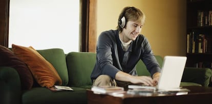 Imagen de archivo de una persona trabajando desde casa.