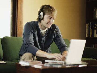 Imagen de archivo de una persona trabajando desde casa.