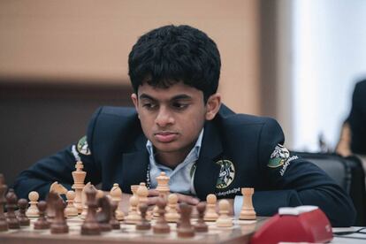 El indio Nihal Sarin, de 15 años, durante la partida que ha ganado hoy al azerbaiyano Eltaj Safarli