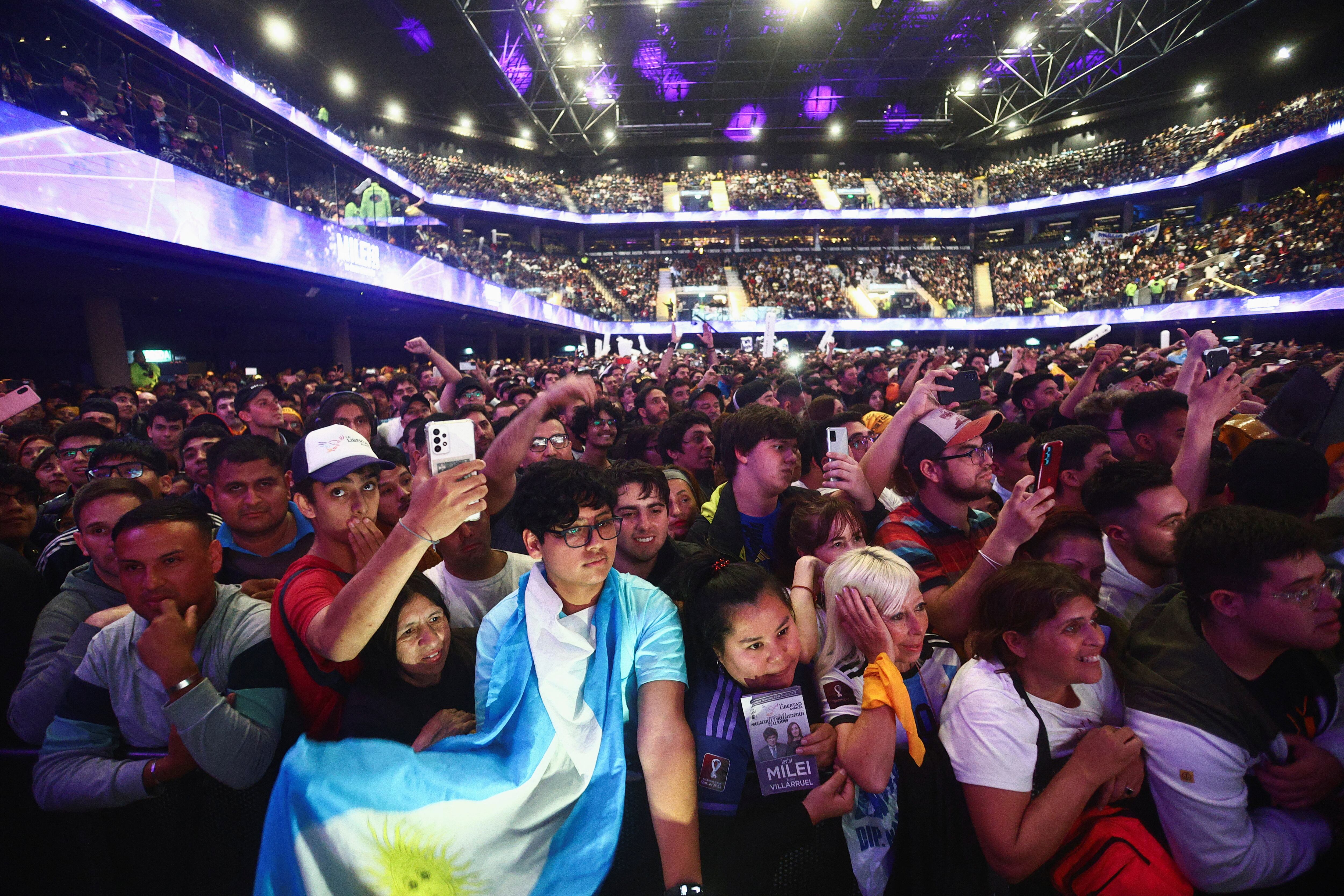 Seguidores del candidato Javier Milei asisten al acto de cierre de campaña en Buenos Aires, este miércoles. 