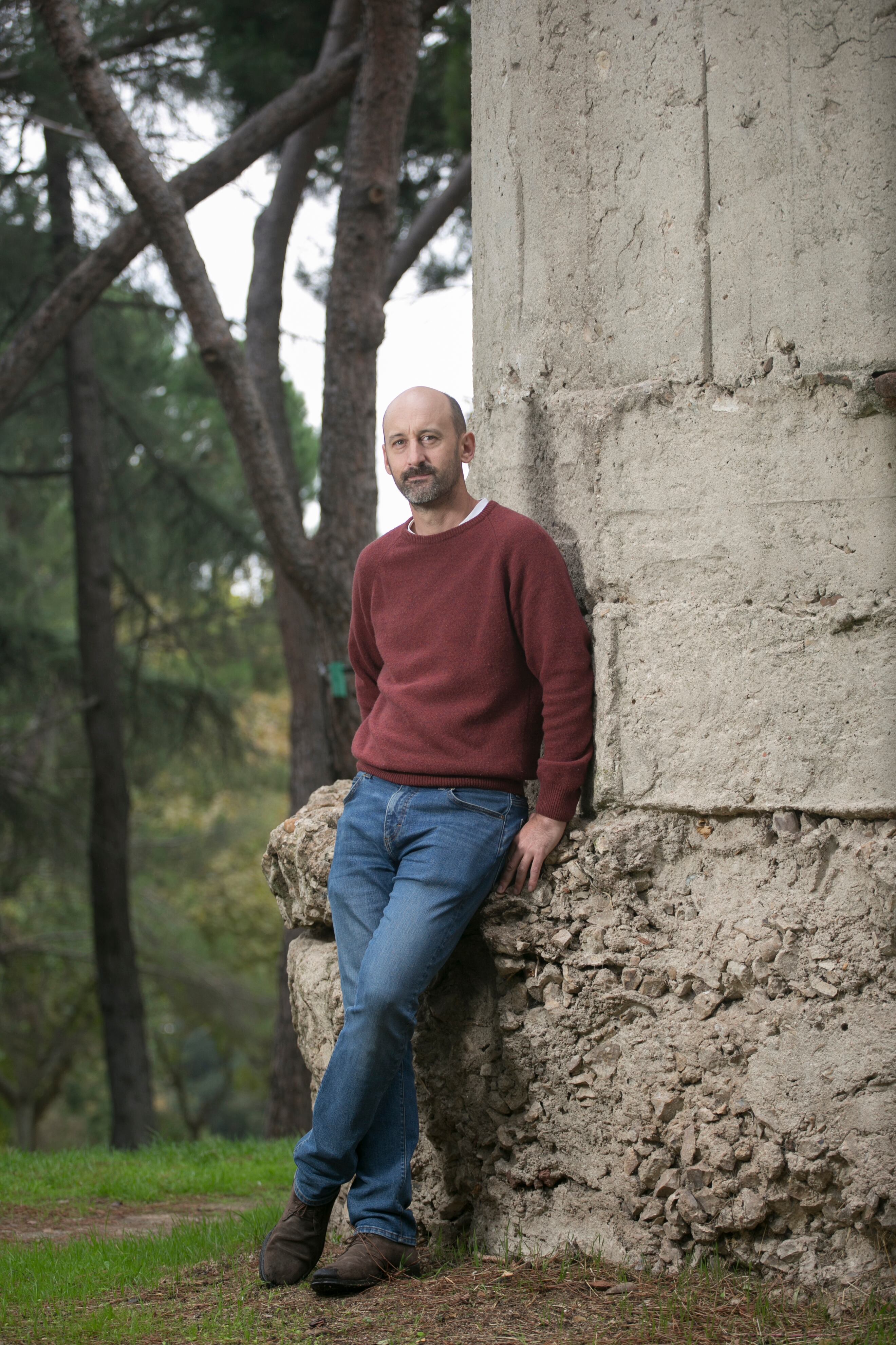 Alfredo González Ruibal, premio nacional de ensayo de este año, fotografiado en un búnker en el Parque del Oeste. 