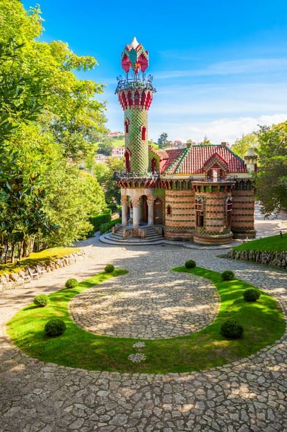 Este conjunto histórico-artístico en la comarca de la Costa Occidental de Cantabria concentra algunos de los edificios modernistas más importantes de la comunidad autónoma. En esta villa se encuentran el Palacio de Sobrellano y su capilla-panteón (de finales del siglo XIX), la Universidad Pontificia y, por supuesto, El Capricho de Gaudí (oficialmente Villa Quijano) —en la imagen—, una de las pocas obras que el arquitecto proyectó fuera de Cataluña. Comillas, conocida también como la villa de los Arzobispos, ofrece lugares representativos como la plaza del Corro, junto a la iglesia, y una hermosa playa muy concurrida en verano.<br></br> Más información: <a href="https://www.turismocomillas.com/" target="_blank">turismocomillas.com</a>