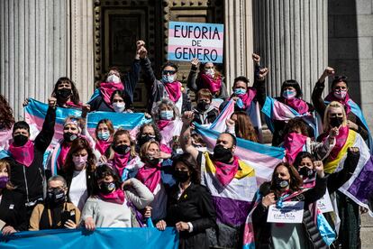 Manifestación a favor de la 'ley trans' en las puertas del Congreso el 17 de marzo en Madrid.