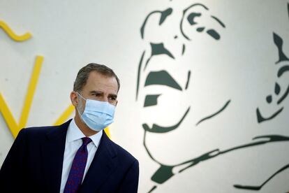 El rey Felipe VI visita la exposición dedicada al que fuera presidente de la II República Manuel Azaña en la Biblioteca Nacional de España (BNE) en Madrid, este jueves.