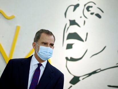 El rey Felipe VI visita la exposición dedicada al que fuera presidente de la II República Manuel Azaña en la Biblioteca Nacional de España (BNE) en Madrid, este jueves.