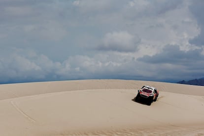 El Peugeot de Carlos Sainz y Lucas Cruz durante la décima y fatídica etapa del Dakar.