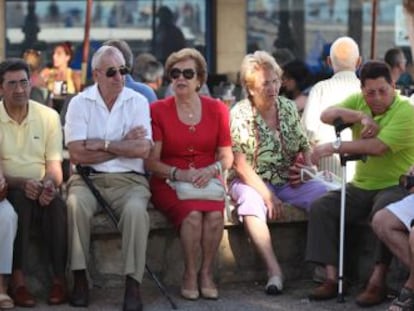 Un grupo de jubilados de vacaciones en Benidorm.