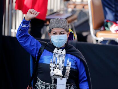 A acadêmica Elisa Loncón em discurso após ser eleita presidenta da Constituinte do Chile.