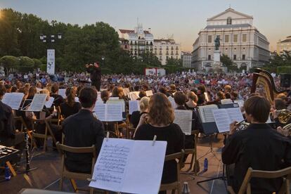 Concierto de música clásica en la Plaza de Oriente, Madrid.