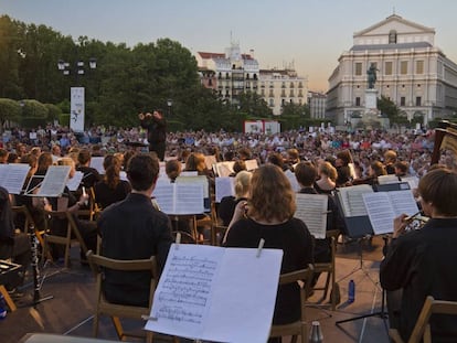 Concierto de música clásica en la Plaza de Oriente, Madrid.
 