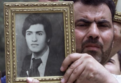 Un iraquí muestra el retrato de su hermano desaparecido, el pasado domingo en Bagdad.