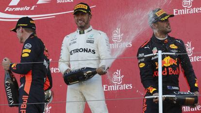 Lewis Hamilton, en el podio de Suzuka, con Ricciardo y Verstappen.