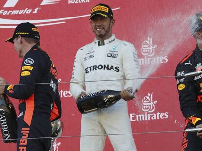 Lewis Hamilton, en el podio de Suzuka, con Ricciardo y Verstappen.