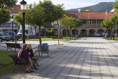 Dos vecinas de O Rosal, en la plaza principal del pueblo, con el el edificio del ayuntamiento al fondo.