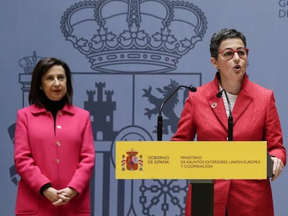 La ministra de Exteriores, Arancha Gónzalez Laya, con la ministra Margarita Robles a su lado, el día de su toma de posesión.