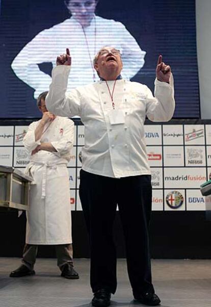 Juan Mari Arzak, durante su intervención en Madrid Fusión 2006; detrás, en la pantalla, su hija Elena.