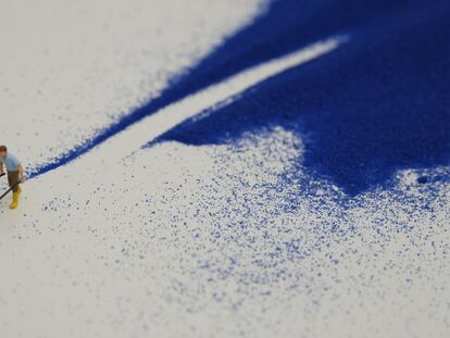 Trabajo forzado, Arena azul,
obra de 2008 de Liliana Porter. La artista fue invitada de EL PAÍS en la feria Arco Madrid de 2015.