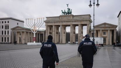 La plaza de París en Berlín, con la puerta de Brandenburgo al fondo, este miércoles al entrar en vigor las restricciones en Alemania.