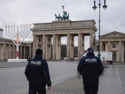 La plaza de París en Berlín, con la puerta de Brandenburgo al fondo, este miércoles al entrar en vigor las restricciones en Alemania.