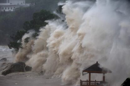 Las olas del tifón María azotan la orilla en Wenzhou, provincia de Zhejiang (China).