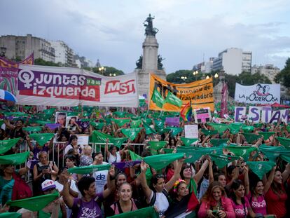 Mujeres llevan pañuelos verdes en defensa del derecho al aborto, este viernes en Buenos Aires.