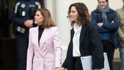 The president of the Community of Madrid, Isabel Díaz Ayuso (d) and the mayor of Alcalá de Henares, Judith Piquet, holding hands before a meeting of the Government Council.