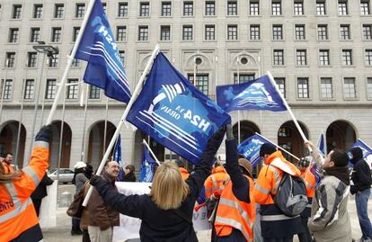 Trabajadores del aeropuerto de Foronda, ante el Ministerio de Fomento.