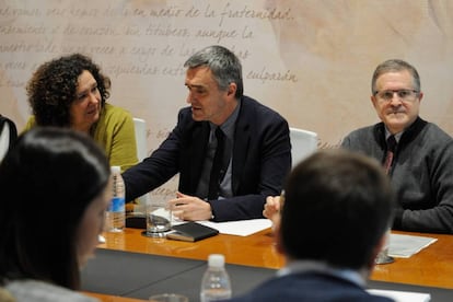 Jonan Fernández, secretario de Derechos Humanos del Gobierno vasco, en una reunión con víctimas.