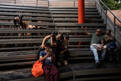 Asistentes al Coliseo Morelos observan a Adeno mientras baila en las gradas.