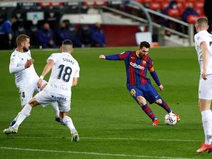 Messi golpea el balón para marcar el cuarto gol del Barcelona este lunes ante el Huesca en el Camp Nou.