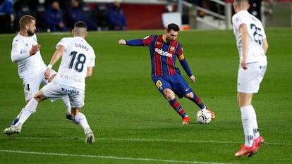 Messi golpea el balón para marcar el cuarto gol del Barcelona este lunes ante el Huesca en el Camp Nou.