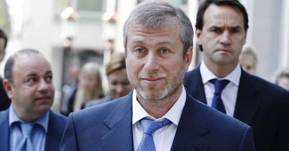 Roman Abramovich la su salida del tribunal comercial de Londres.