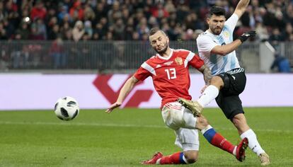 Agüero remata ante en el Rusia-Argentina.