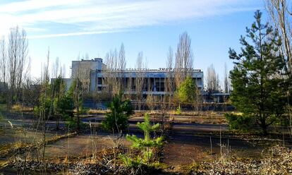 La ciudad de Prípiat, de unos 50.000 habitantes, fue evacuada tras el accidente. Se creó en 1970 para albergar a los trabajadores de la central nuclear de Chernóbil. Nunca podrá volver a ser habitada.
