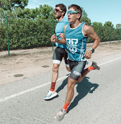 Luis Molina, en primer término, marca el paso a Jota García durante el entrenamiento para la carrera a pie.