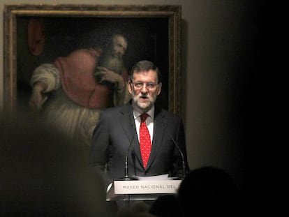 El presidente del Gobierno, Mariano Rajoy, lee su discurso durante el acto de la donaci&oacute;n de la colecci&oacute;n V&aacute;rez Fisa al Prado.